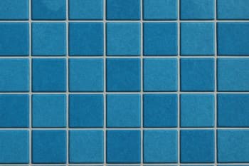 Dar derzli mavi mozaik: köşe dönüşünde temiz çizgi