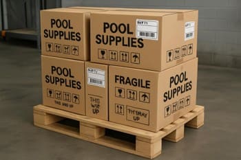 Palet üzerinde kutu: kırılgan ve yukarı etiketleri görünür