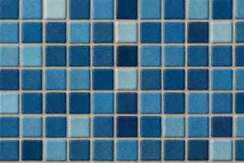 Çip çip mozaik kombinasyonu: dar derz ve farklı mavi tonlar
