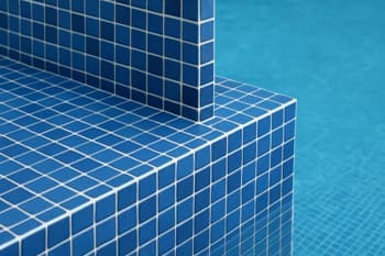 Köşe parçası: derz çizgisi hizalanmış temiz dönüş