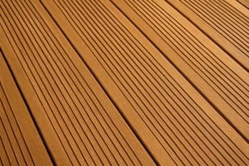 Ahşap güvertede tekne dokusu: çizgisel kaymaz hissi