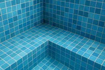 Mozaik köşe uyumu: dar derzli mavi karo ve temiz dönüş