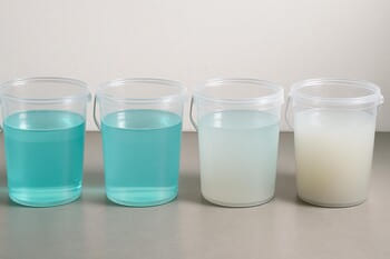 Bulanıklık testi: iki kova örnek, flok sonrası karşılaştırma