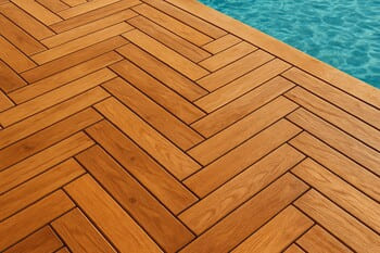 Balıksırtı desenli ahşap güverte — yön değiştiren çizgiler