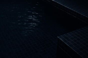 Gölgede derinlik: lacivert mozaikte koyu parıltı