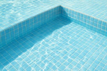 Güneşte parlaklık: açık mavi mozaikte yansıma