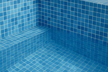 Mozaikte köşe dönüşü: dar derzle temiz çizgi