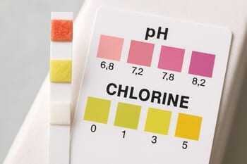 Test strip ve renk skalası — pH ve klor ölçümü