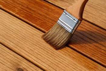 Ahşap güvertede yağ uygulaması: ince kat, lif yönünde fırça