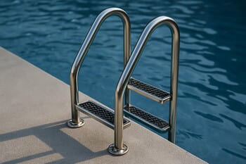 Kaymaz tabanlı paslanmaz havuz merdiveni — güvenli tutamak