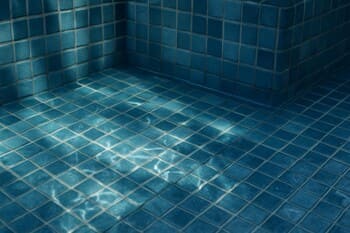 Gölgede serin kalan mozaik köşe — suyun kırdığı ışık desenleri