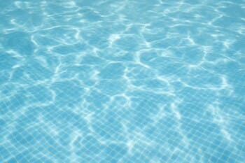 Açık mavi mozaik: güneşte parlak sığ görünüm