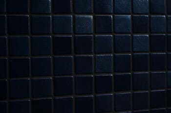 Derin lacivert mozaik: akşam ışığında koyu parıltı