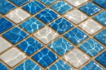 Mavi-beyaz seramik mozaik karo yakın plan — ince derz ve su parıltısı