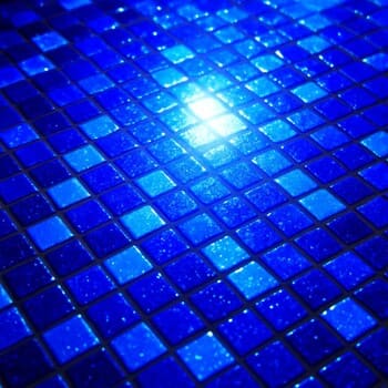 UV altında mavi beyaz mozaik parıltısı — güneş banyosu etkisi