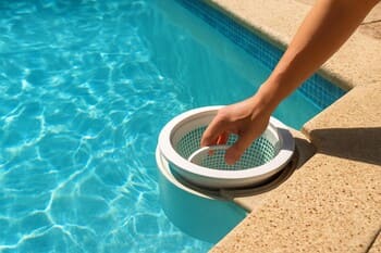 Yazın kristal netlik: düzenli klorlama ve skimmer kontrolü